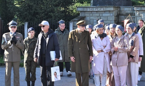 Uczestnicy Zaduszek Narodowych wysłuchali u stóp Matyski wspomnień i obejrzeli przygotowaną inscenizację. 