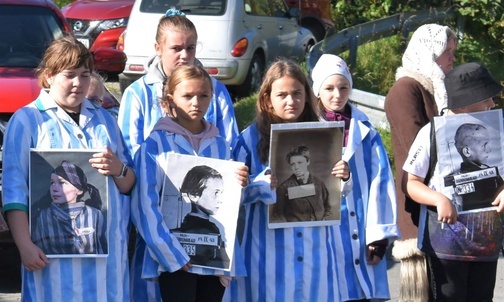 Część uczestników Zaduszek wcieliła się w młodych więźniów niemieckiego obozu w Łodzi.