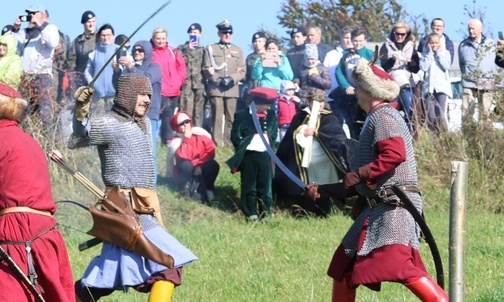 Wędrówce na szczyt Matyski, szlakiem Golgoty Beskidów, towarzyszyły sceny z polskiej historii. 