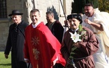 Święci i błogosławieni zaraz wejdą do kościoła w Wieprzu - poznajecie za kogo przebrali się panowie?
