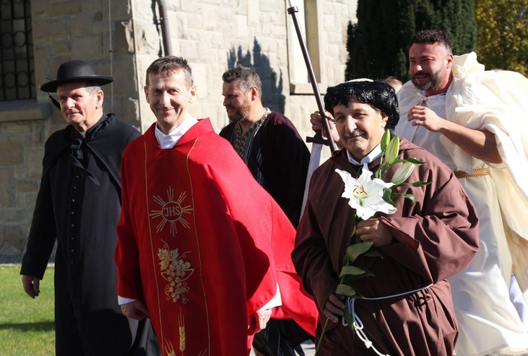 Święci i błogosławieni zaraz wejdą do kościoła w Wieprzu - poznajecie za kogo przebrali się panowie?