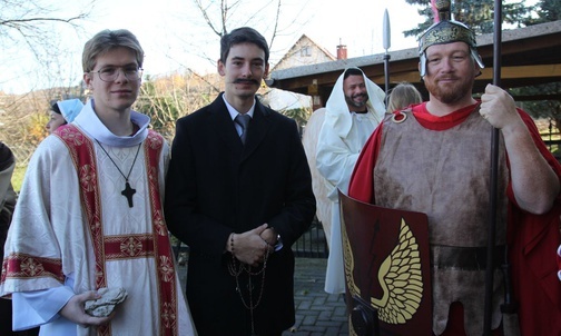 Święci i błogosławieni zaraz wejdą do kościoła w Wieprzu - poznajecie za kogo przebrali się panowie?