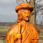 Sadykierz. Ludowa rzeźba przedstawiająca św. Rocha przed sanktuarium jemu dedykowanym