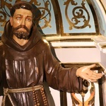 Poniatowo k. Żuromina. Figura św. Franciszka z Asyżu w ołtarzu bocznym
