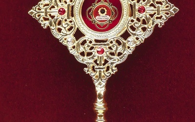 ▲	Relikwiarz z fragmentem habitu świętej z salwatoriańskiego kościoła NMP Królowej Świata.
