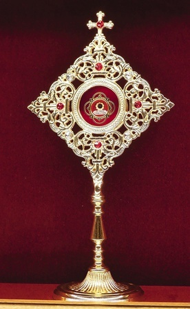 ▲	Relikwiarz z fragmentem habitu świętej z salwatoriańskiego kościoła NMP Królowej Świata.