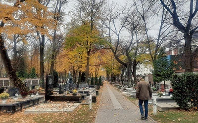 ▲	Również podczas wizyt na cmentarzu należy zachować epidemiczną ostrożność.