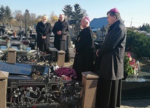 ▼	W południe za życie bp. Józefa dziękowano w kościele parafialnym i na żdżarskim cmentarzu.