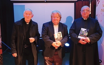 ▲	Spotkanie zostało zorganizowane przez portal  wybieramBoga.pl, a udział w nim wzięli (od lewej): ks. Jerzy Czarnota, Waldemar Smaszcz i ks. Stanisław Banach.