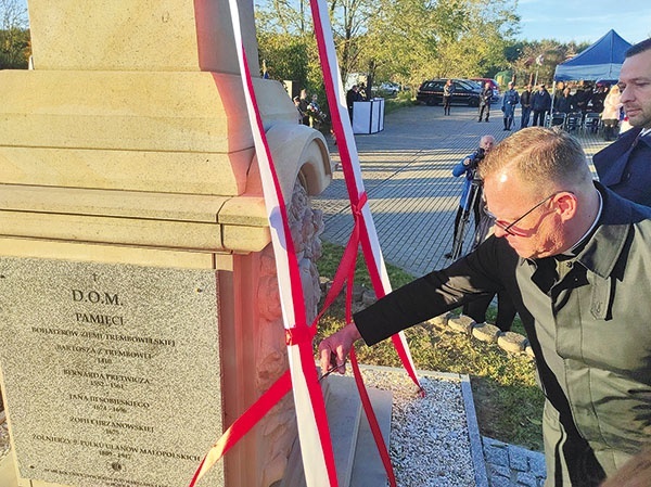 ◄	Ksiądz Tomasz Hęś przecina wstęgę.