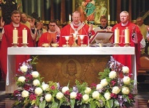 ▲	Solenizant przewodniczył Eucharystii, którą koncelebrowali bp Wiesław Szlachetka i bp Zbigniew Zieliński, a także księża z całej archidiecezji.