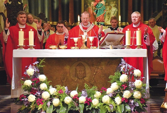 ▲	Solenizant przewodniczył Eucharystii, którą koncelebrowali bp Wiesław Szlachetka i bp Zbigniew Zieliński, a także księża z całej archidiecezji.