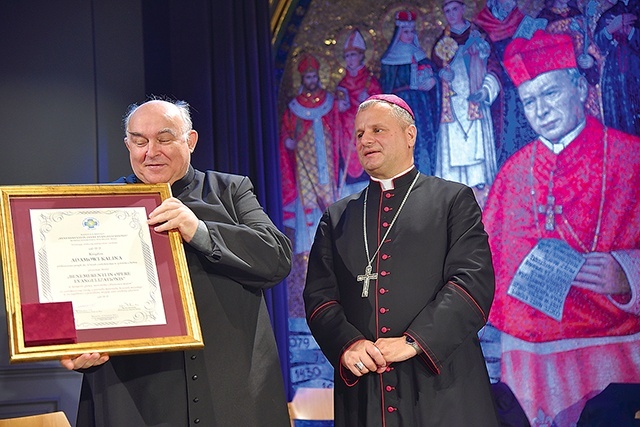 ▲	Ksiądz Kalina odbiera wyróżnienie w czasie gali na Jasnej Górze.