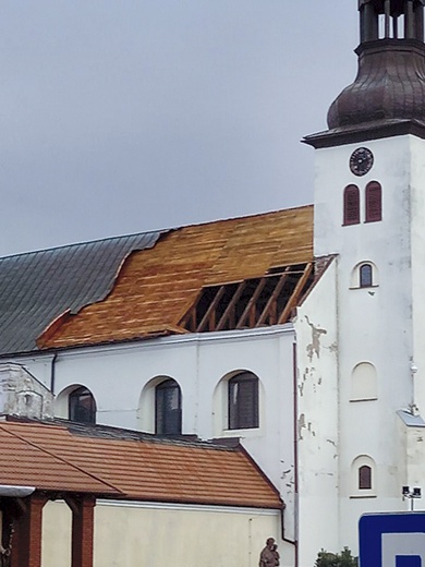 ▲	Jest niewiele czasu, aby przed zimą zdążyć z pilnymi pracami przy skępskim kościele.