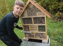 ▲	Młodzi boboliczanie przygotowali hotele dla owadów.