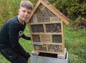 ▲	Młodzi boboliczanie przygotowali hotele dla owadów.