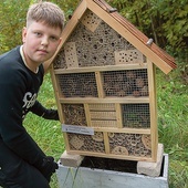 ▲	Młodzi boboliczanie przygotowali hotele dla owadów.