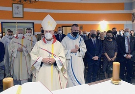 ▲	Eucharystii w siedzibie DA przewodniczył bp Marek Solarczyk.