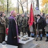 ▲	Modlitwę przy grobach bohaterów poprowadził bp Marek Solarczyk.