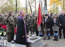 ▲	Modlitwę przy grobach bohaterów poprowadził bp Marek Solarczyk.