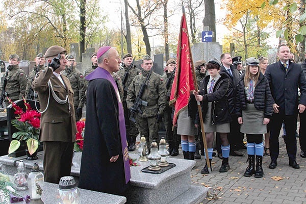 ▲	Modlitwę przy grobach bohaterów poprowadził bp Marek Solarczyk.