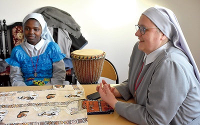 S. Anna wraz z s. Catherine odwiedzają parafie i szkoły,  by przypominać o misjach.