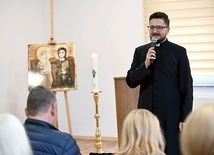 Ksiądz Piotr Spyra w czasie konferencji.