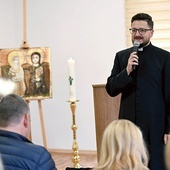 Ksiądz Piotr Spyra w czasie konferencji.