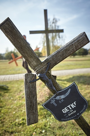 Fundacja dba o to, żeby na każdym bezimiennym grobie stał krzyż.