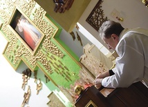 W ołtarzu głównym znajdują się relikwie 25 kanonizowanych.