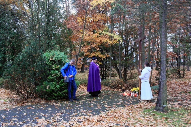 Dzień Zaduszny. Różaniec na cmentarzu wojennym w Kędzierzynie-Koźlu