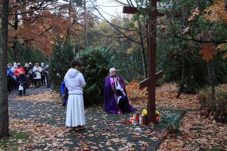 Dzień Zaduszny. Różaniec na cmentarzu wojennym w Kędzierzynie-Koźlu