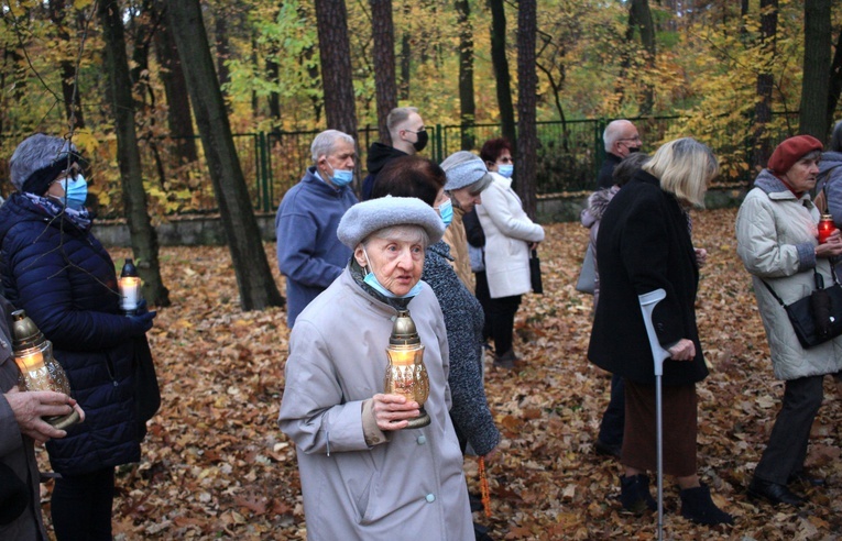Dzień Zaduszny. Różaniec na cmentarzu wojennym w Kędzierzynie-Koźlu