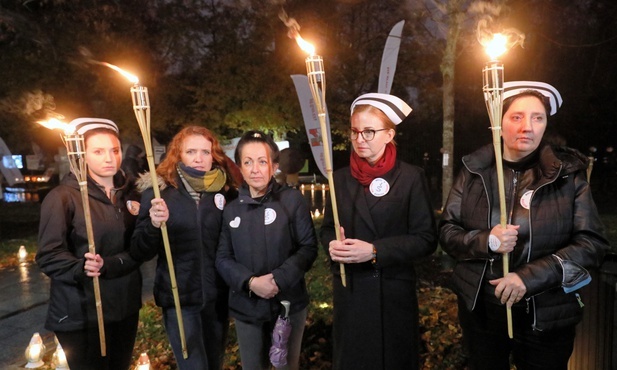 Medycy zostają w białym miasteczku i apelują do premiera Morawieckiego o rozmowę