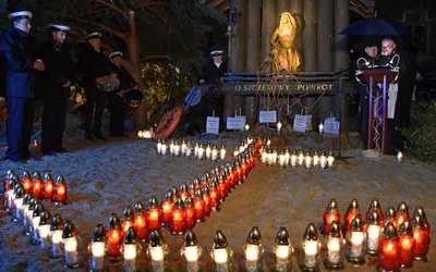 Zaduszki Morskie w Sopocie odbyły się przy kapliczce "O szczęśliwy powrót".