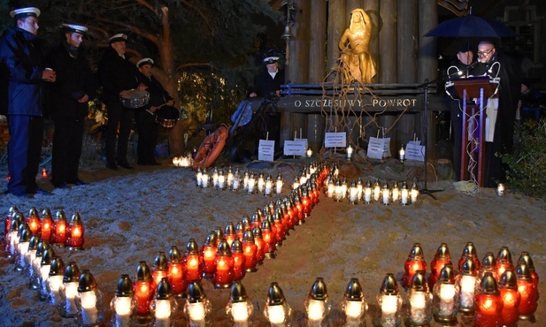 Zaduszki Morskie w Sopocie odbyły się przy kapliczce "O szczęśliwy powrót".