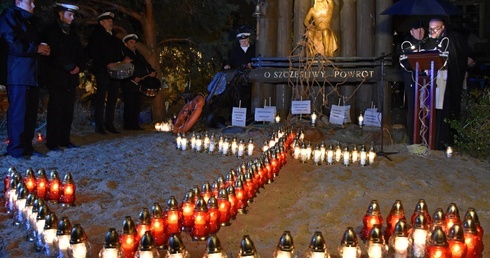 Zaduszki Morskie w Sopocie odbyły się przy kapliczce "O szczęśliwy powrót".