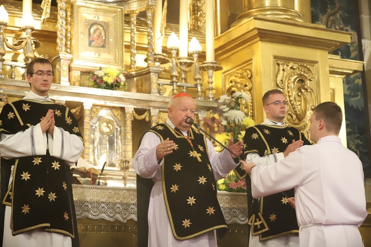 Procesja do grobów królewskich w katedrze na Wawelu