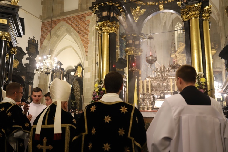 Procesja do grobów królewskich w katedrze na Wawelu