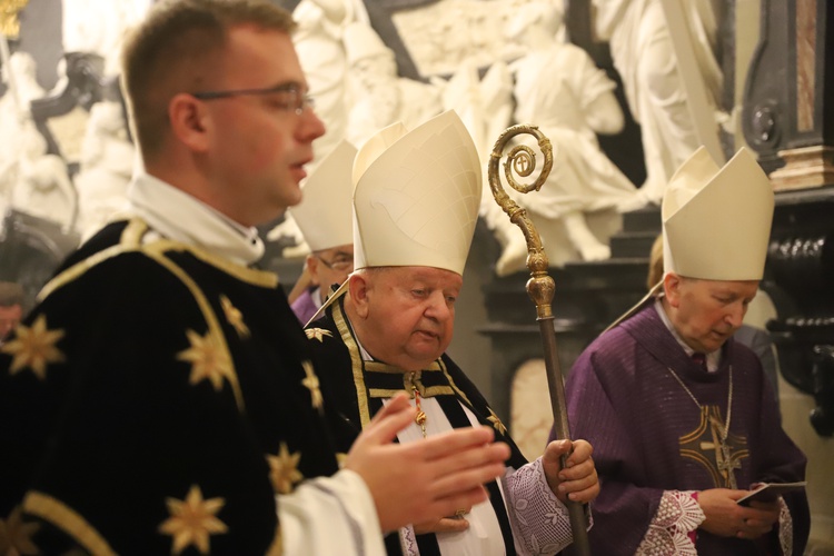 Procesja do grobów królewskich w katedrze na Wawelu