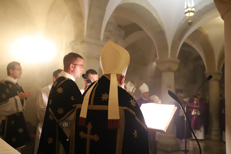 Procesja do grobów królewskich w katedrze na Wawelu