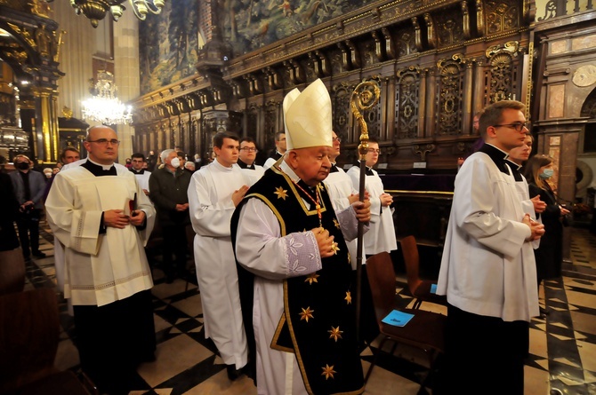 Procesja do grobów królewskich w katedrze na Wawelu - cz. 2