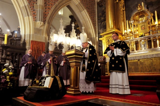 Procesja do grobów królewskich w katedrze na Wawelu - cz. 2