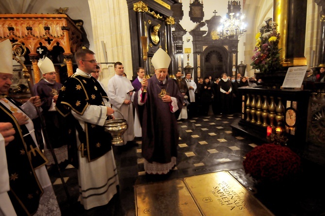 Procesja do grobów królewskich w katedrze na Wawelu - cz. 2