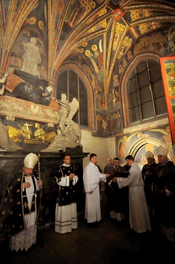 Procesja do grobów królewskich w katedrze na Wawelu - cz. 2