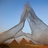 Instalacja włoskiego artysty Lorenzo Quinna z piramidami w tle.
23.10.2021   Giza, Egipt