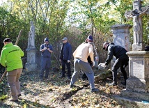 W Jarczowcach uczestnicy wyprawy wykarczowali 20 arów ukraińskiego cmentarza, gdzie spoczywa Juliusz Dzieduszycki.
