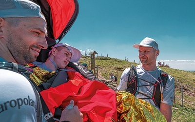 Wolontariusze KGHM  są wrażliwi na drugiego człowieka. W maju wnieśli na Śnieżkę dwoje niepełnosprawnych dzieci. W ten sposób spełnili marzenie 16-letniego Adriana z Głogowa i 9-letniej Gai z Lubina.