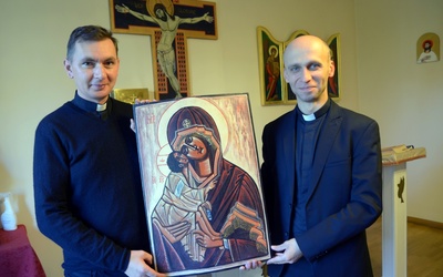 Silviu Simionca (z lewej) i ks. Albert Chruślak z ikoną Redemptoris Mater (Matki Odkupiciela), autorstwa ks. Stanisława Drąga, napisanej w 1993 roku.