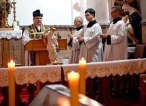 Przed prezbiterium wystawiono pustą trumnę, przy której dokonano obrzędu absolucji za zmarłych.